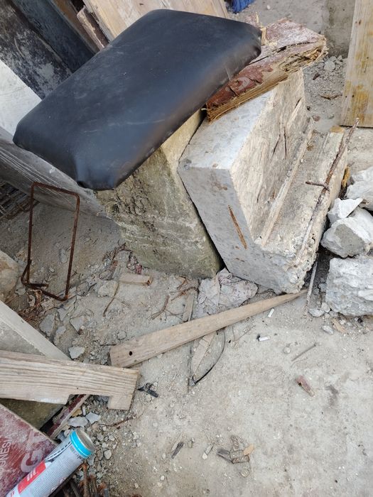 Подарявам бетонни плочи и камъни