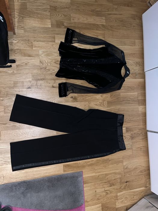 Vând costum de dans pantaloni+ body-uri purtate doar un sezon