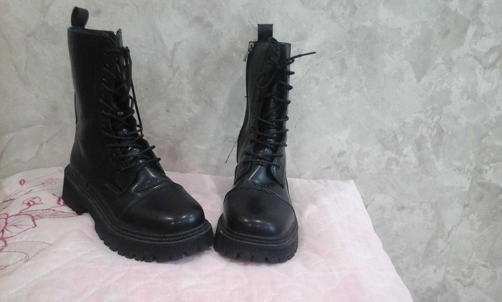 Продам женские осенние ботинки - полусапожки  черного цвета  38 размер