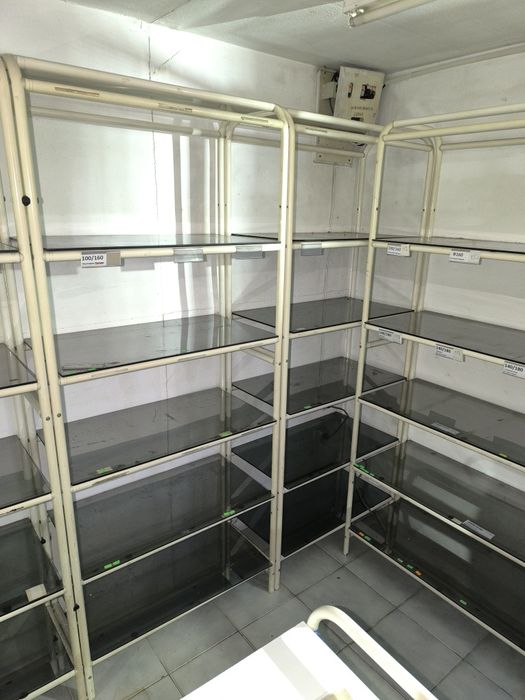 Стелажи и щанд маси за магазин