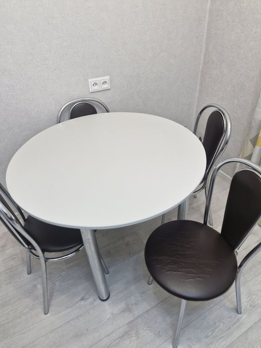 Стол кухонный  со стульями