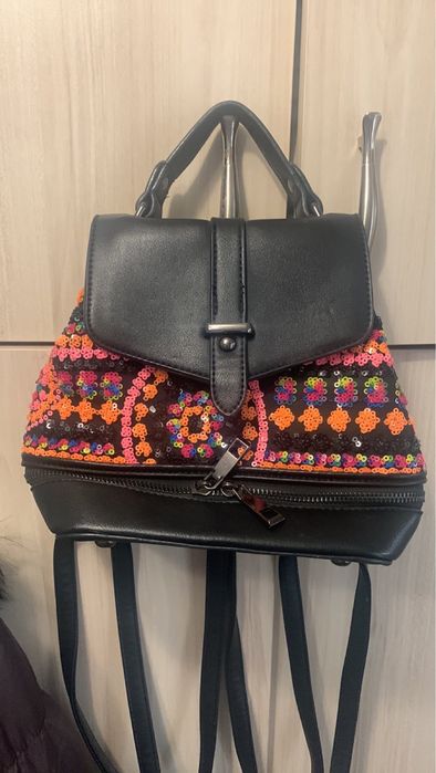 Раница може и чанта през рамо