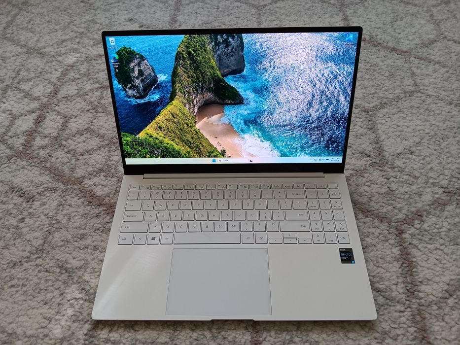 Laptop Samsung Galaxy Book Pro ultraportabil Amoled culori vibrante 16 GB Ram SSD 512GB/ 1TB