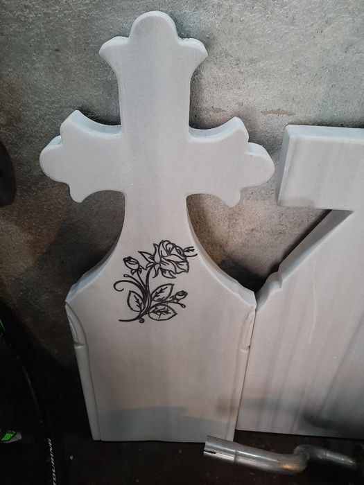 Stâlpi monumente cruci din marmură