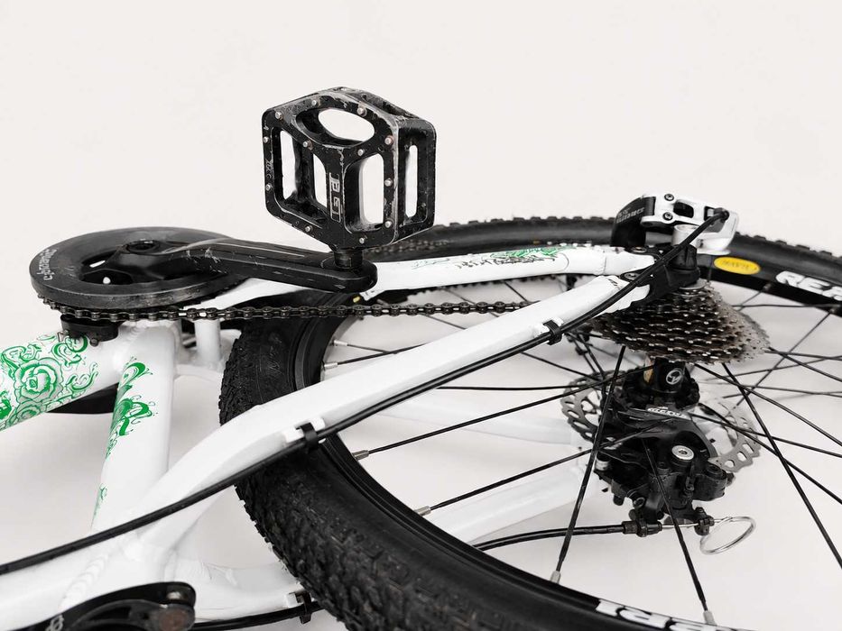 Bicicletă MTB 26” – echipare Shimano, furcă Suntour XCR, frâne pe disc