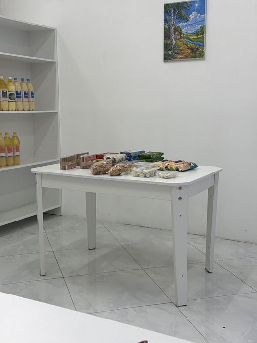 белый стол на 6 человеков