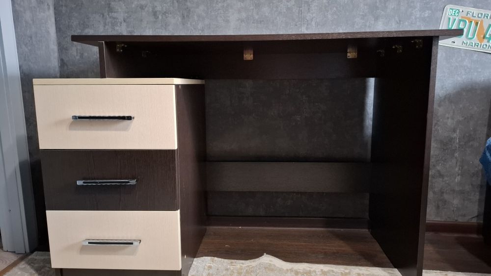 Письменный стол.