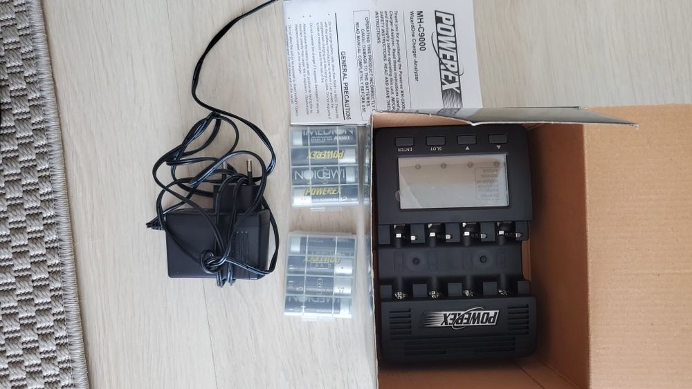 Incarcator acumulatori AA R6 profesional Powerex MH-C9000 baterii blit