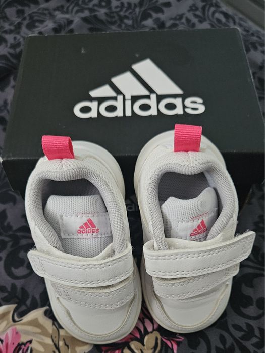 Обувки Adidas 18