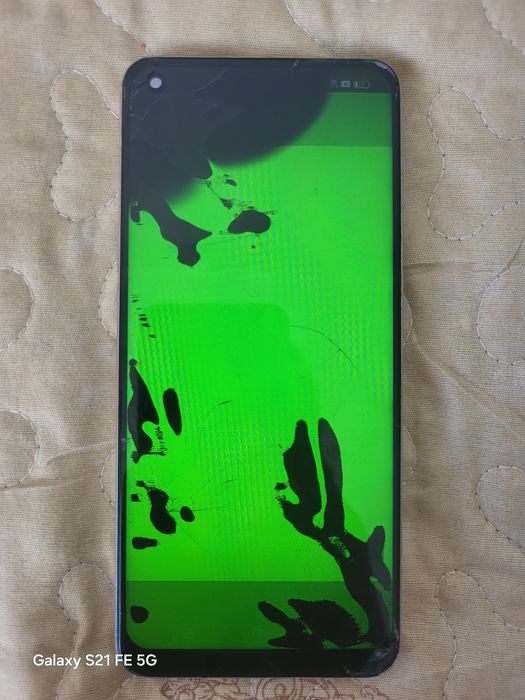 Oppo Reno 7 в оранжевом цвете.