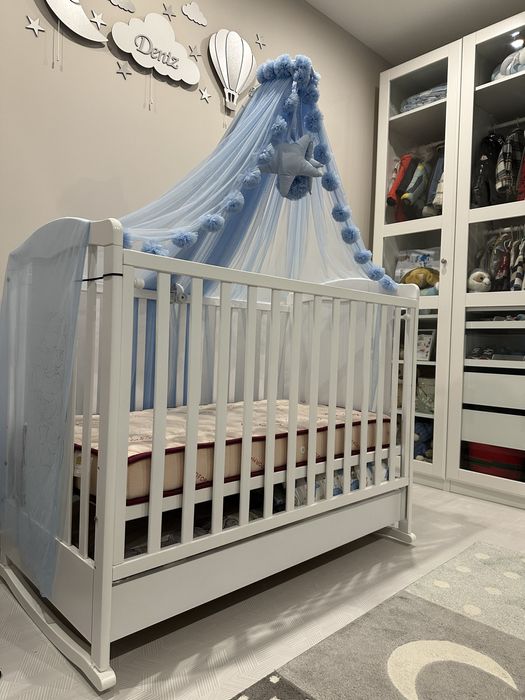 Бебешка кошара с люлеещ механизъм