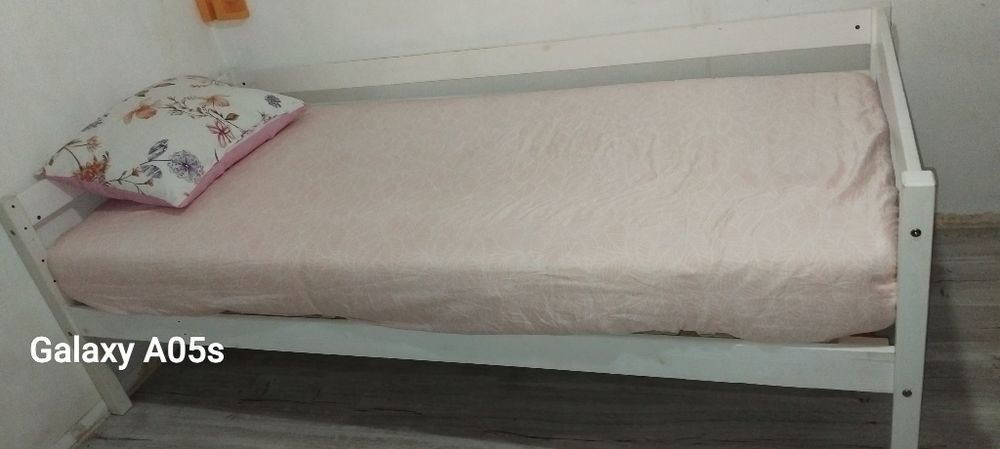 Vând urgent pat de o persoană