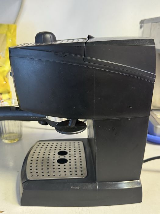Кофеварка Delonghi в рабочем состоянии