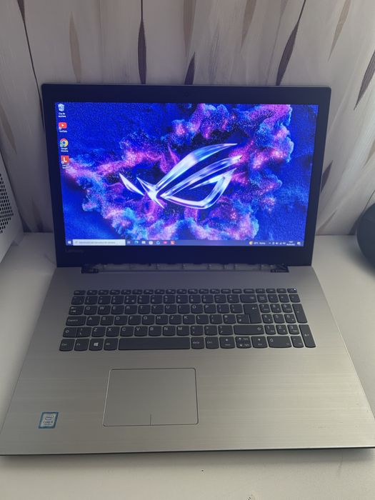 Laptop display 17.3 inch| procesor i5| 8gb ram ddr4| ssd 240gb