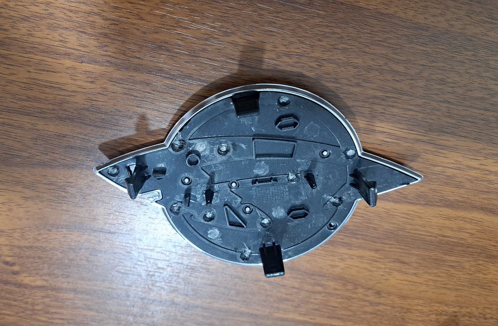 Эмблема решеткий Ravon R4