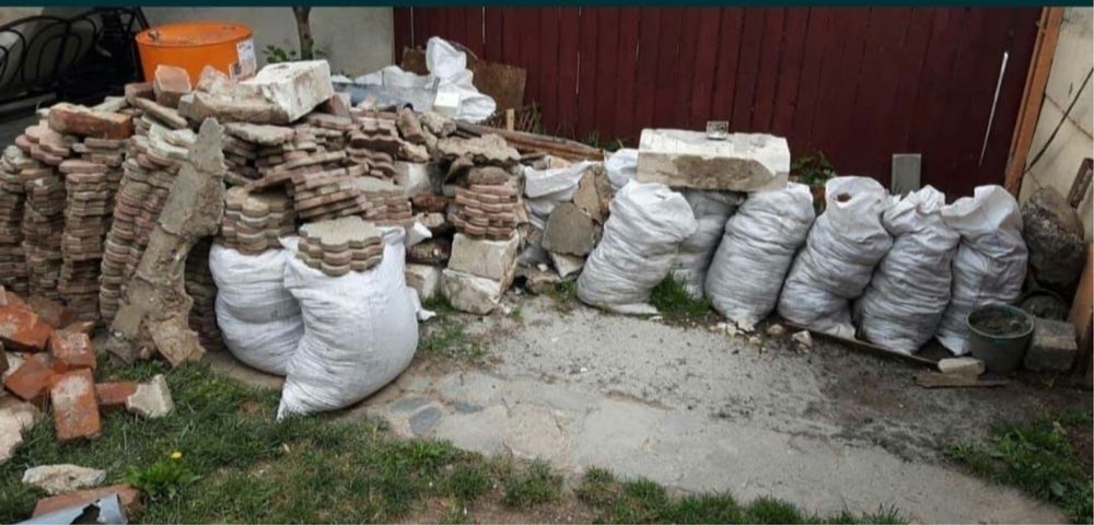 Transport Moloz Gunoi Mobila nisip piatra Demolari Decopertat Gresie)