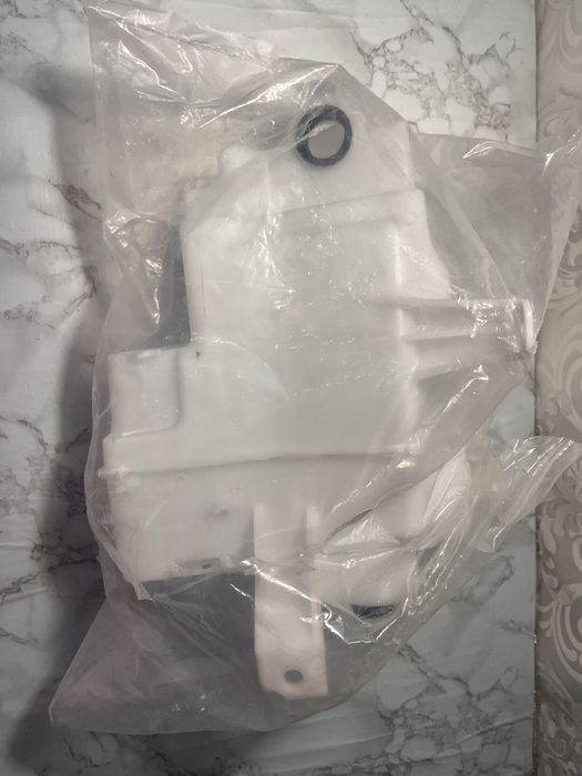 Бочок для стекло омывателя Rav4