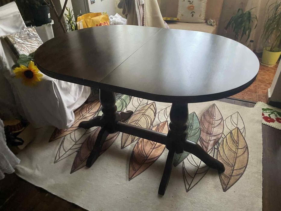 Овална трапезна маса