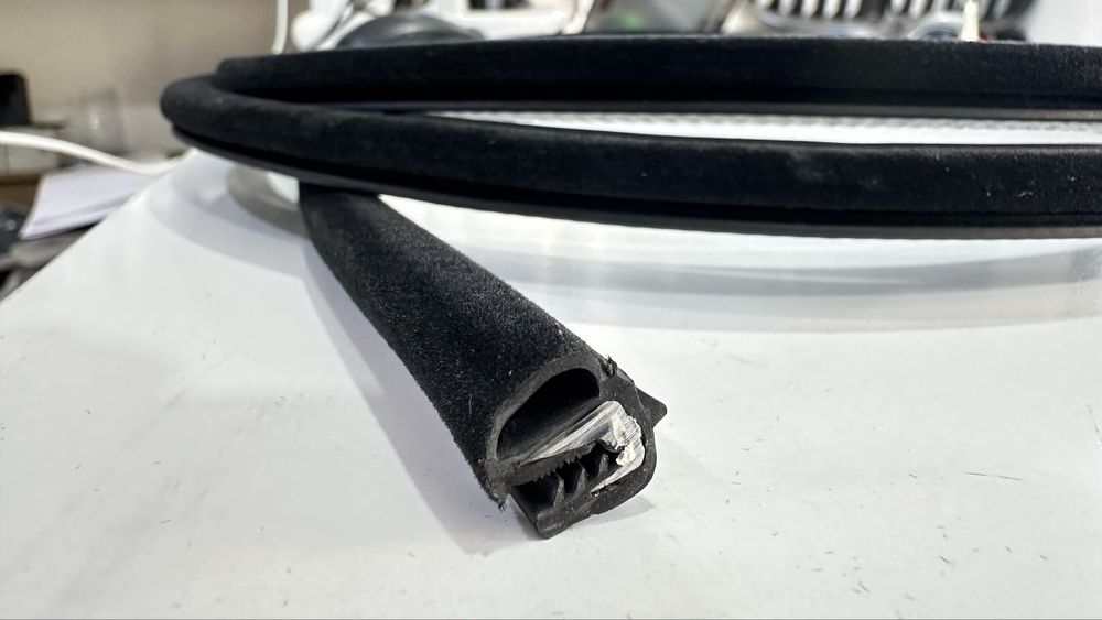 Уплотнитель крышки люка BMW E34.