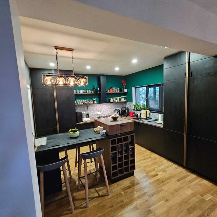 Casă contemporană cu grădină, spații versatile și intimitate–Crevedia