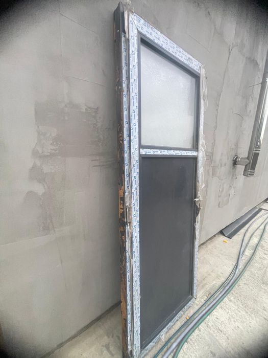 Usa de termopan( PVC) Dimensiuni: inaltime:2100, latime:820