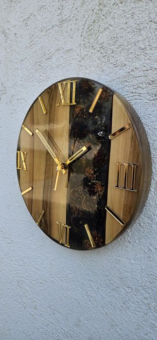 Ceas de perte din lemn de nuc cu conuri și rășină epoxidică