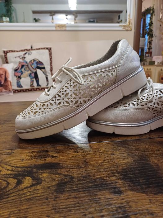 Дамски перфорирани обувки