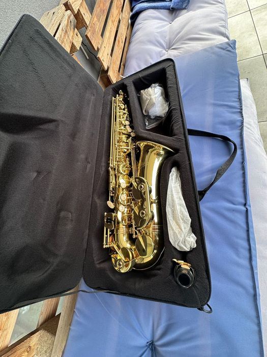 Saxofon Alto NOU. Necântat, în folie.