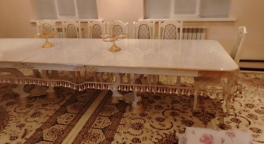 Стол со стульями