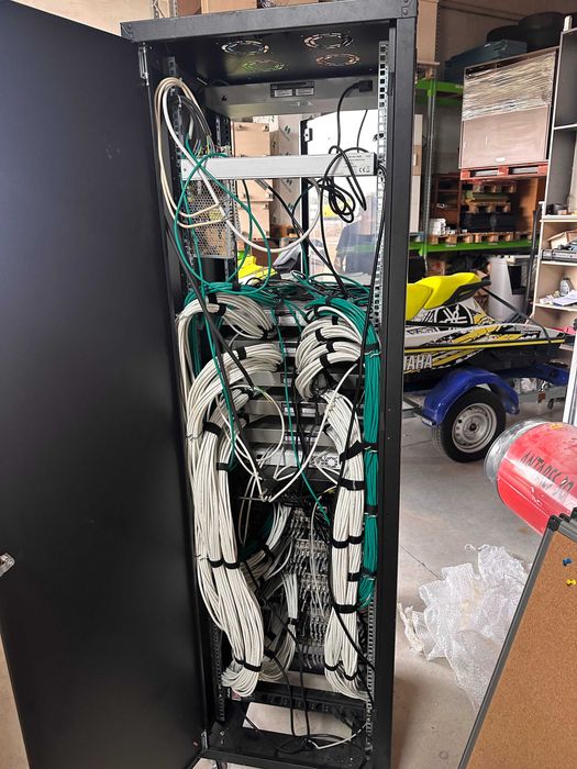 Професионален 42U 19" комуникационен шкаф Lande + 6 Cisco SG220-50
