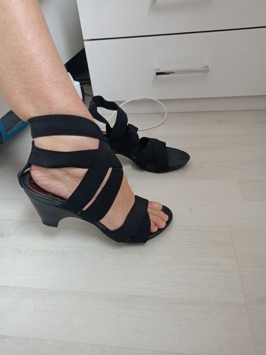 Vând sandale dama,noi,mărimea 39,produs de calitate.