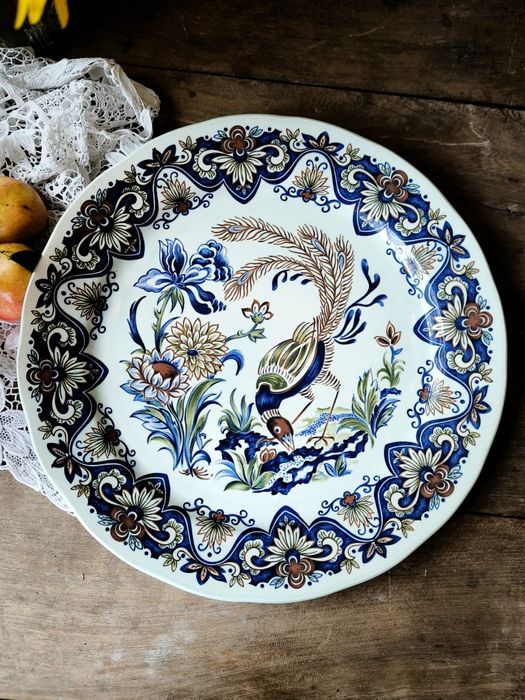 Чиния с флорални мотиви