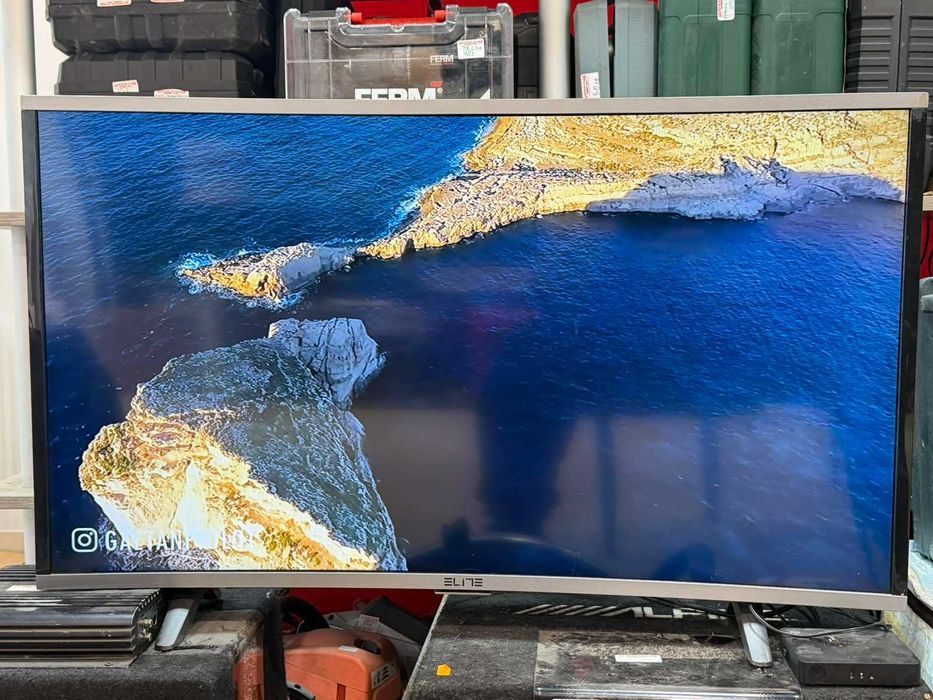 Телевизор Elite CSLED-39300HD – 39" извит екран