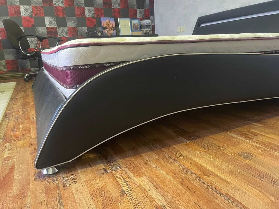 Кровать с тумбами и матрацем