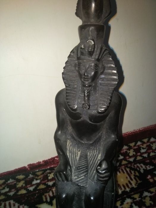 Каменная статуэтка "Фараон сидящий на троне"