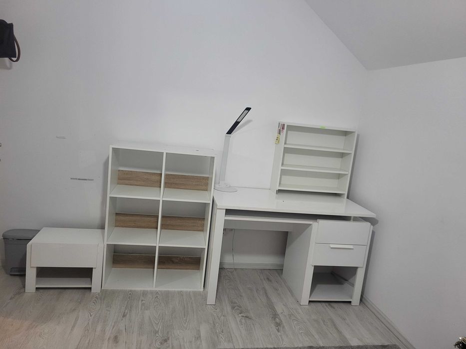 Birou cu bibliotecă și scaun ergonomic pentru camera copilului