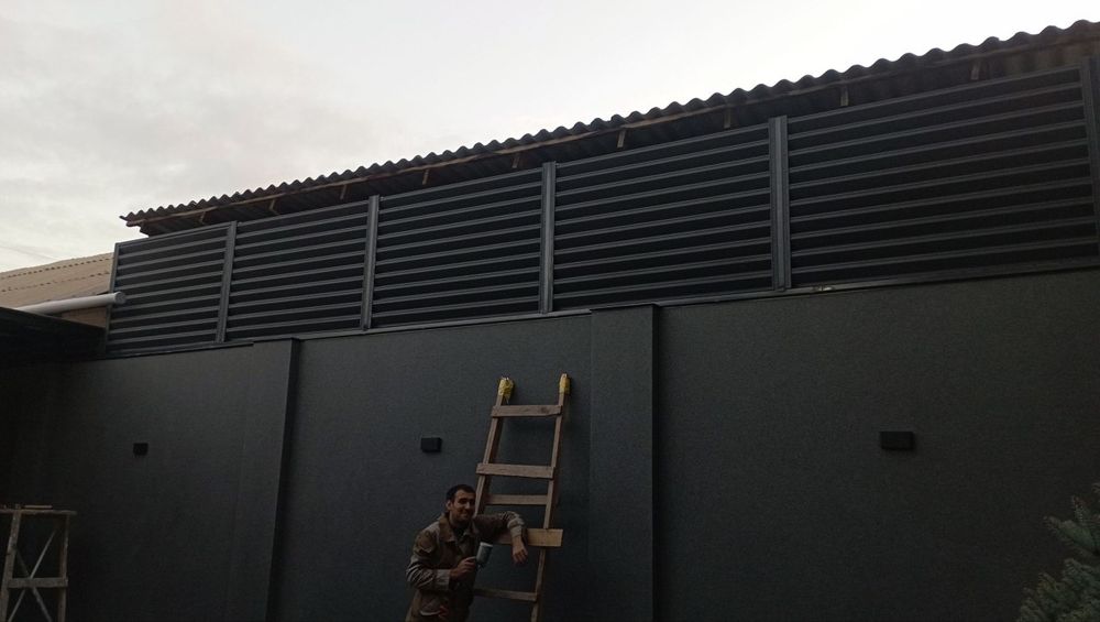 Совремнный металический забор жалюзи красиво и надежно.