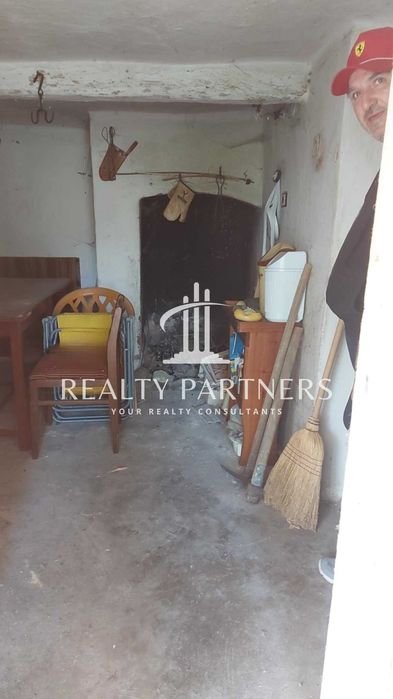 Двуетажна масивна къща с голям двор в китното село Туроковци