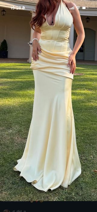 Titlu: Rochie lunga de seara satinata, corset, galbena unt