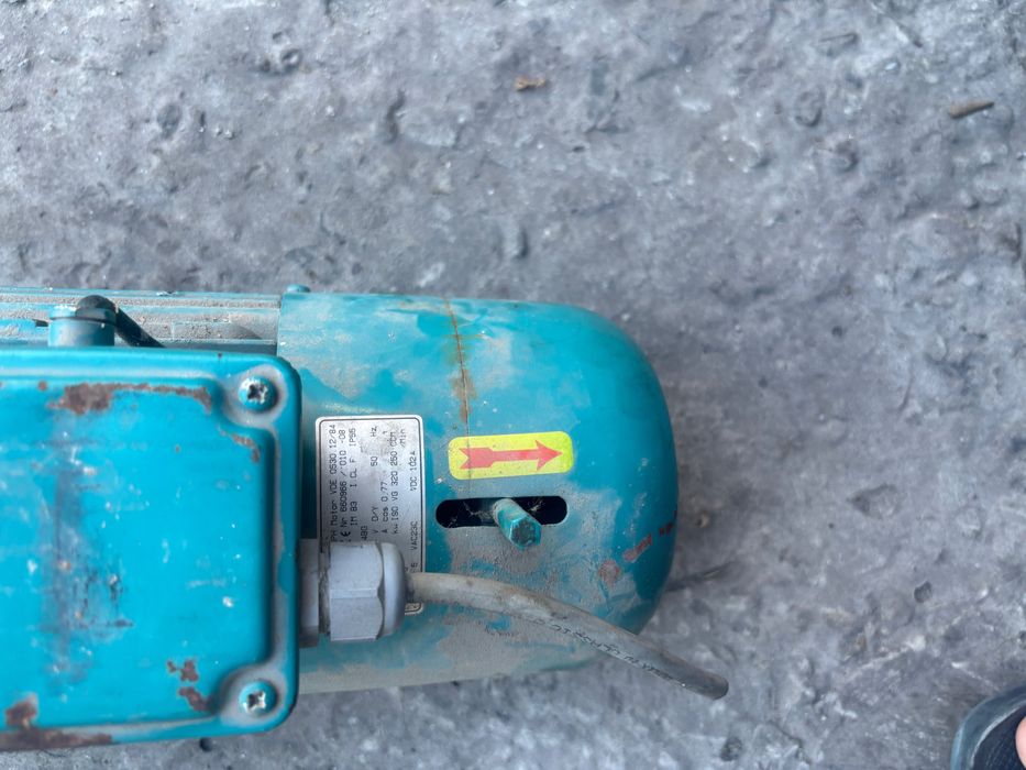 Motor electric tri fazic cu reductor de putere și cu frâna