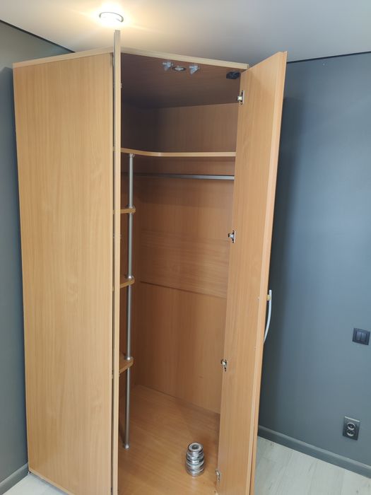 Угловой шкаф в хорошем состоянии