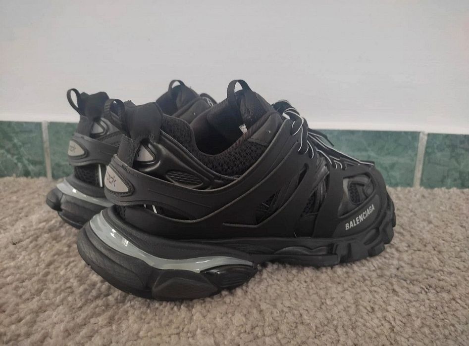 Balenciaga Track cu Led, Ca Noi