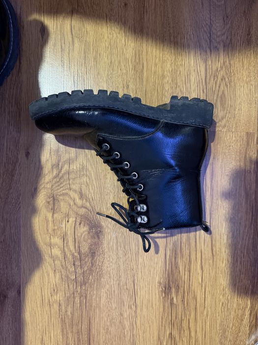 Черни боти с леко лачен ефект