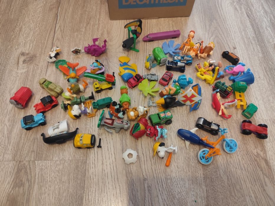 Играчки Kinder Surprise, Stikeez и други