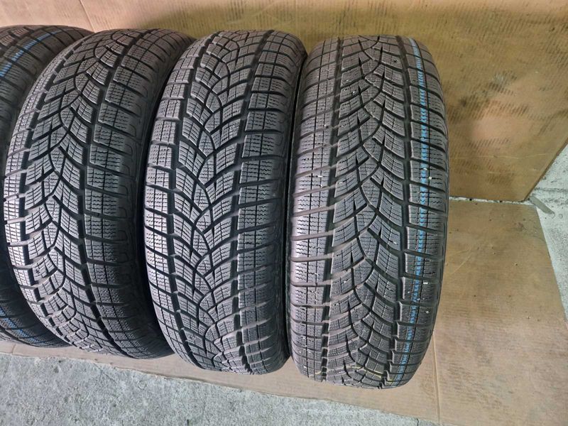 4 Goodyear R17 215/65
зимни гуми 
DOT4519