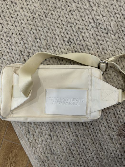 Чанта паласка Calvin Klein