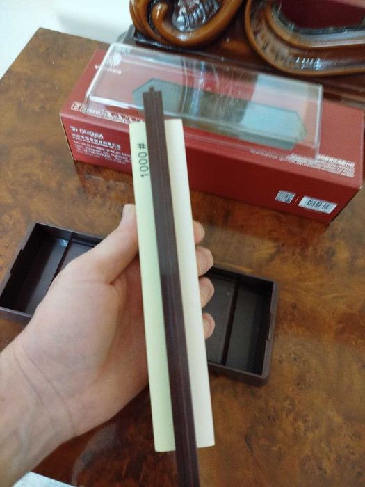 Продам набор: нож Global+точильный камень V-SANE (покупал в Польше)