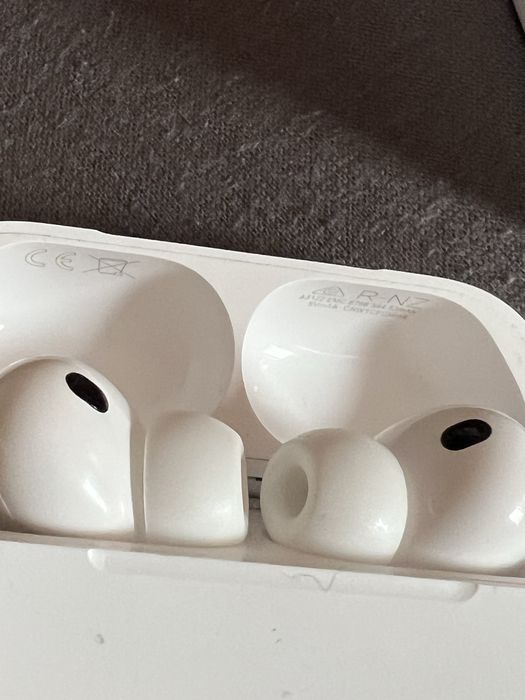 Продавам безупречни airpods 3 pro само дясната слушалка работи
