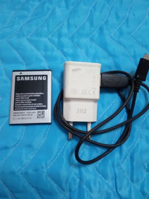 Телефон самсунг.