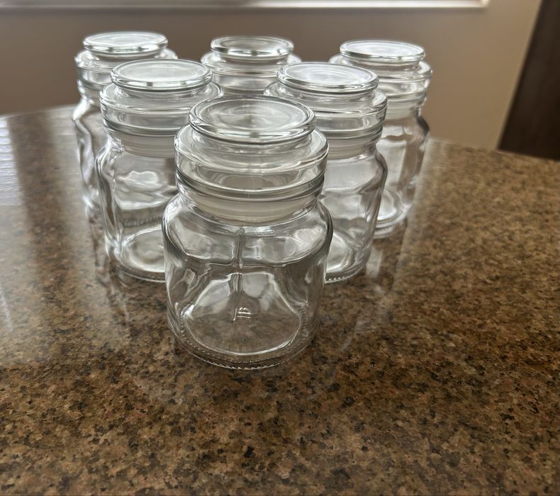 Чисто нови стъклени бурканчета